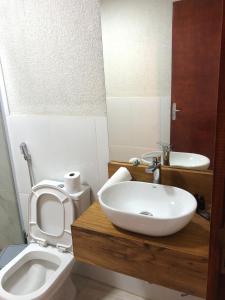 布希奥斯Cliffside Boutique Hotel的浴室配有白色卫生间和盥洗盆。