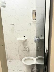 帕尔马斯Capim dourado privativo a minutos do aeroporto的一间带卫生间和水槽的浴室