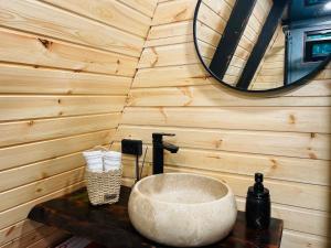 巴统A-Frame Rest-Art的一间带水槽和镜子的浴室
