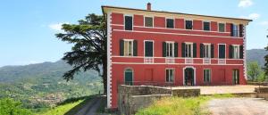 贝韦里诺Hotel Palazzo Costa的山顶上的红色建筑