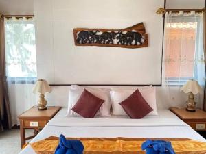 象岛阁昌岛度假酒店的卧室配有带红色枕头的大型白色床