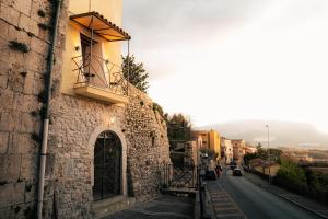 伊塞尔尼亚Bellavista bedroom的街道上带阳台的石头建筑