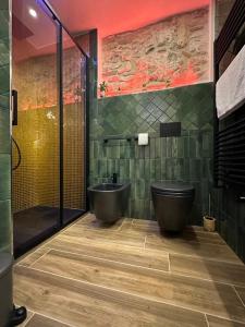 伊塞尔尼亚Bellavista bedroom的带浴缸、卫生间和淋浴的浴室。