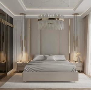 巴库Vip Apartment Boulivard Mariot的一间卧室配有一张大床和一个吊灯。