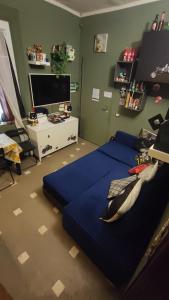 蓬泰代拉Batman secret的一间卧室配有一张蓝色的大床和一张书桌