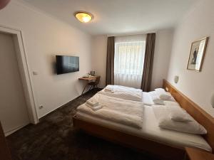 卡普伦Pension Baranekhof - accommodation in nature - Baranek Resorts的酒店客房,配有床和电视