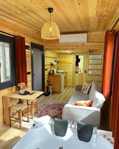 里泽Nayon Tiny House的客厅配有沙发和桌子