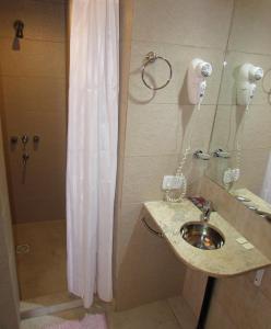 圣卡洛斯-德巴里洛切加维塔斯山林小屋的带淋浴、水槽和淋浴的浴室