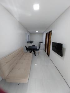 奥林达Casa Pitanga的客厅配有沙发和桌子
