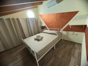阿扎泰Park 20 Guest House的一间小卧室,卧室内配有一张床铺