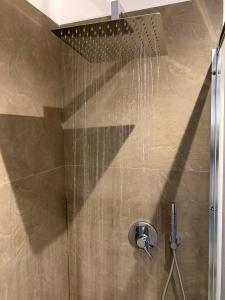 莫迪卡Casa Sipione Papa的浴室内配有淋浴和头顶淋浴