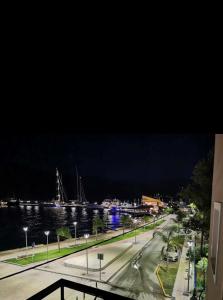 阿尔戈斯托利翁Marina rooms的港口与城市的夜间景观