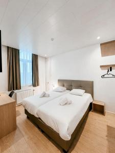 奥斯坦德阿尔法酒店的卧室配有一张白色大床