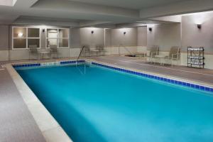 米西索加密西沙加机场企业中心西部万豪原住客栈的在酒店房间的一个大型游泳池