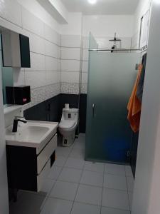 贝贾亚JolieVue的浴室配有卫生间、盥洗盆和淋浴。