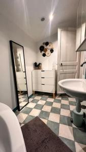 蒙特勒伊The house of little Paris的一间带水槽和镜子的浴室