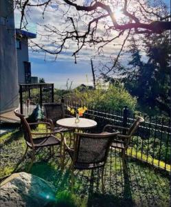 维多利亚Incredible Views Beautiful 2-Bedroom Suite的一个带桌椅和围栏的庭院