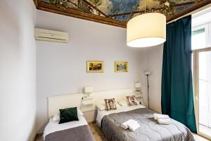 卡塔尼亚Promenade B&B的卧室设有2张床和天花板