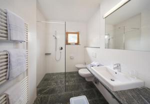 马莱斯韦诺斯塔雪绒花酒店的白色的浴室设有水槽和卫生间。