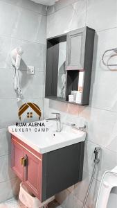 RUM ALIENA LUXURY CAMP的一间浴室
