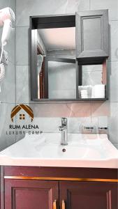 瓦迪拉姆RUM ALIENA LUXURY CAMP的一间带水槽和镜子的浴室