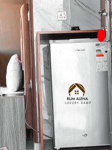 瓦迪拉姆RUM ALIENA LUXURY CAMP的白色的门,上面有跑步地图集的洗衣游戏