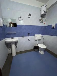 甘托克House of Nomad的一间带卫生间和水槽的浴室