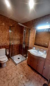 塔拉戈纳Chalet con piscina privada y barbacoa的带淋浴、卫生间和盥洗盆的浴室