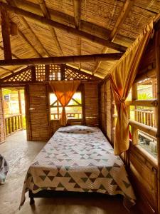 UticaCabañas Los Pomarrosos的木屋内的卧室配有一张床