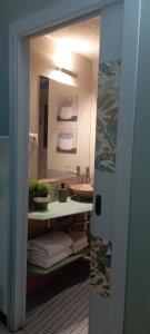 瑞迪瑟丹亚里乌佩蒂特酒店的一间带水槽和镜子的浴室