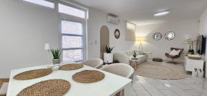 比比涅Lalic Gallery Apartments的白色的客厅配有桌椅