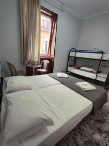 那不勒斯Hello Naples的一间卧室配有两张床和一张双层床。