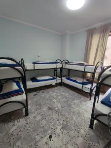 那不勒斯Hello Naples的客房设有三张双层床和一扇窗户。