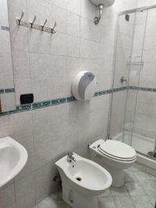 那不勒斯Hello Naples的白色的浴室设有卫生间和水槽。