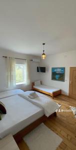 地拉那VILA DISHA的一间卧室设有两张床和窗户。