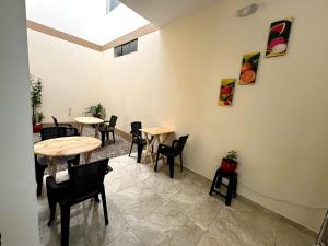 卡哈马卡Las Condes II的配有桌椅和壁画的房间