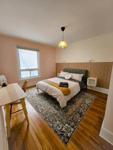 渥太华Ottawa Downtown Cozy Guesthouse的一间卧室配有一张床和地毯