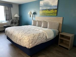 MarysvilleHeritage Inn Express的一间卧室设有一张床和蓝色的墙壁