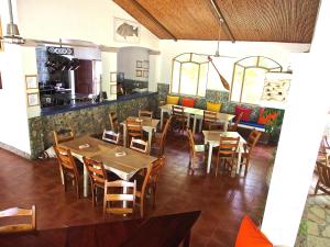 El LimónSurf Sanctuary的一间带桌椅和柜台的餐厅