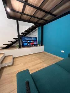 马里利亚诺Da Lello: Luxury Loft strategico的带沙发和电视的客厅