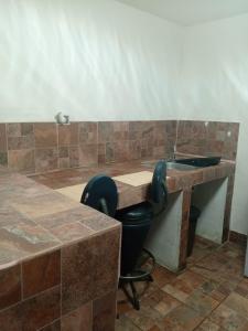 墨西卡利Estudio Comodo y Tranquilo的一间带水槽和黑椅的浴室