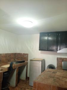 墨西卡利Estudio Comodo y Tranquilo的厨房配有黑色橱柜和台面