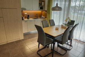托波尔希卡Apartma Pikabooth的厨房以及带木桌和椅子的用餐室。
