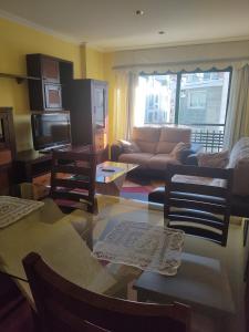 庞特维德拉AGARIMO APARTAMENTO的客厅配有沙发和桌子
