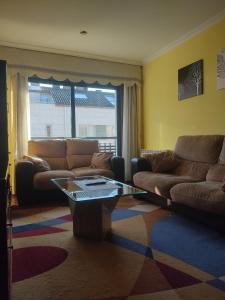 庞特维德拉AGARIMO APARTAMENTO的客厅配有两张沙发和一张咖啡桌