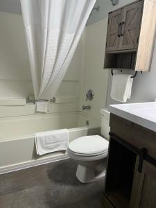 MarysvilleHeritage Inn Express的白色的浴室设有卫生间和水槽。
