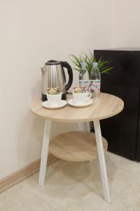 PʼarakʼarLux Plaza (New Rooms)的一张桌子,上面放着两杯咖啡和一个水壶