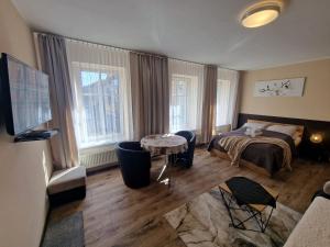 卡托维兹中心公寓的一间卧室配有一张床、一张桌子和两个窗户