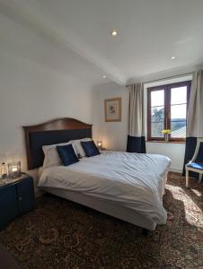 Saint-Amand-JartoudeixTrente-Trois Le Nouhaud的一间卧室设有一张大床和一个窗户。