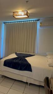 巴雷里尼亚斯Gran Lençóis Flat Barreirinhas的卧室配有一张大白色床和窗户